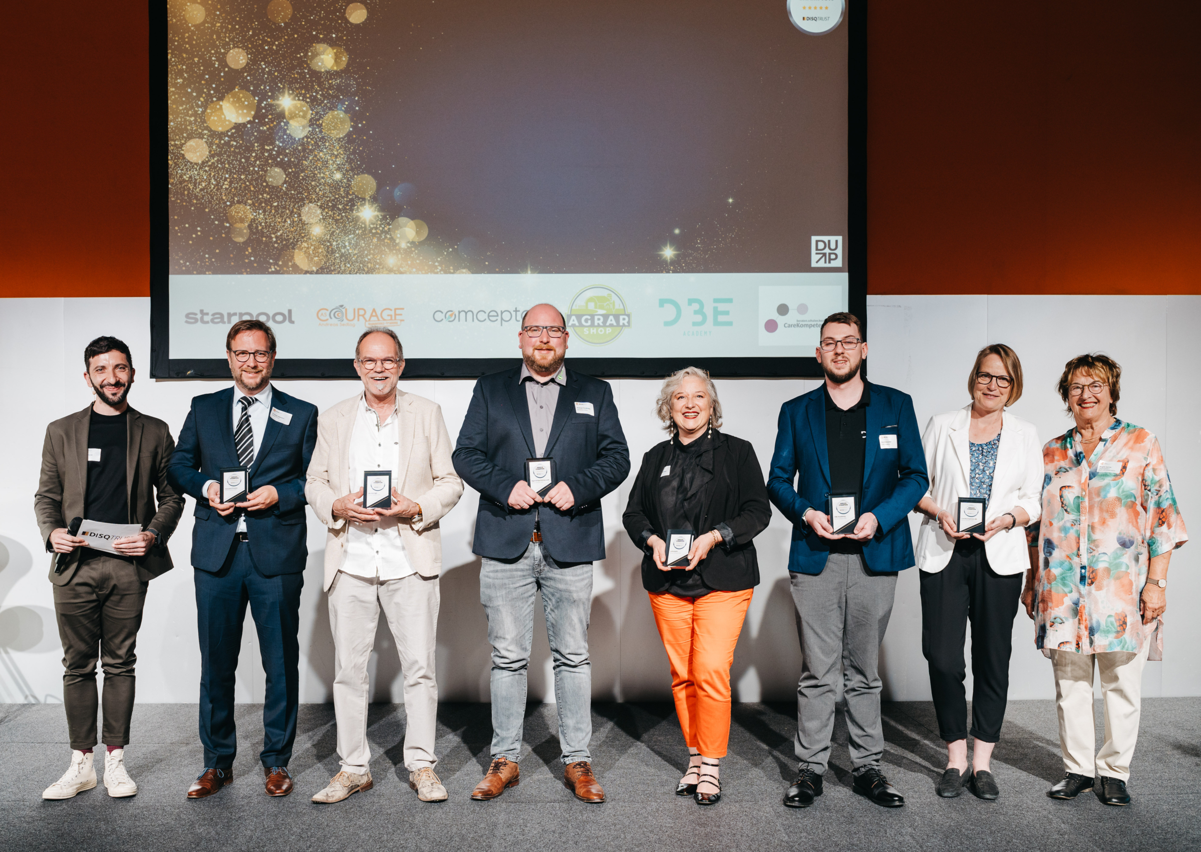 Award-Verleihung Mehrere Personen auf einer Bühne mit Awards in der Hand bei der Verleihung