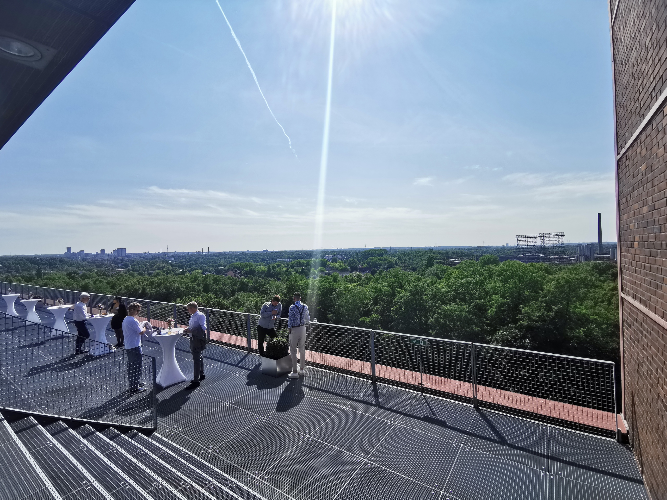 Außenbereich bei sonnigem Wetter Sonniges Wetter, man sieht die Terrasse und Begrünung im Umkreis