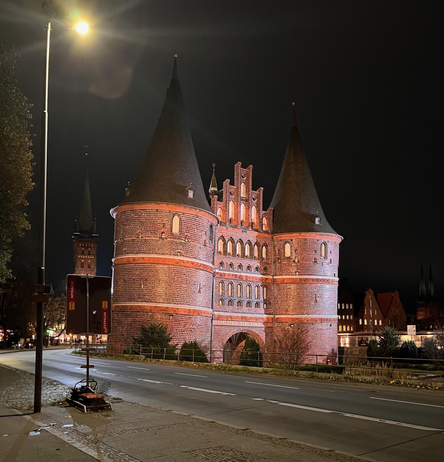 Das Holstentor in Lübeck bei Nacht
