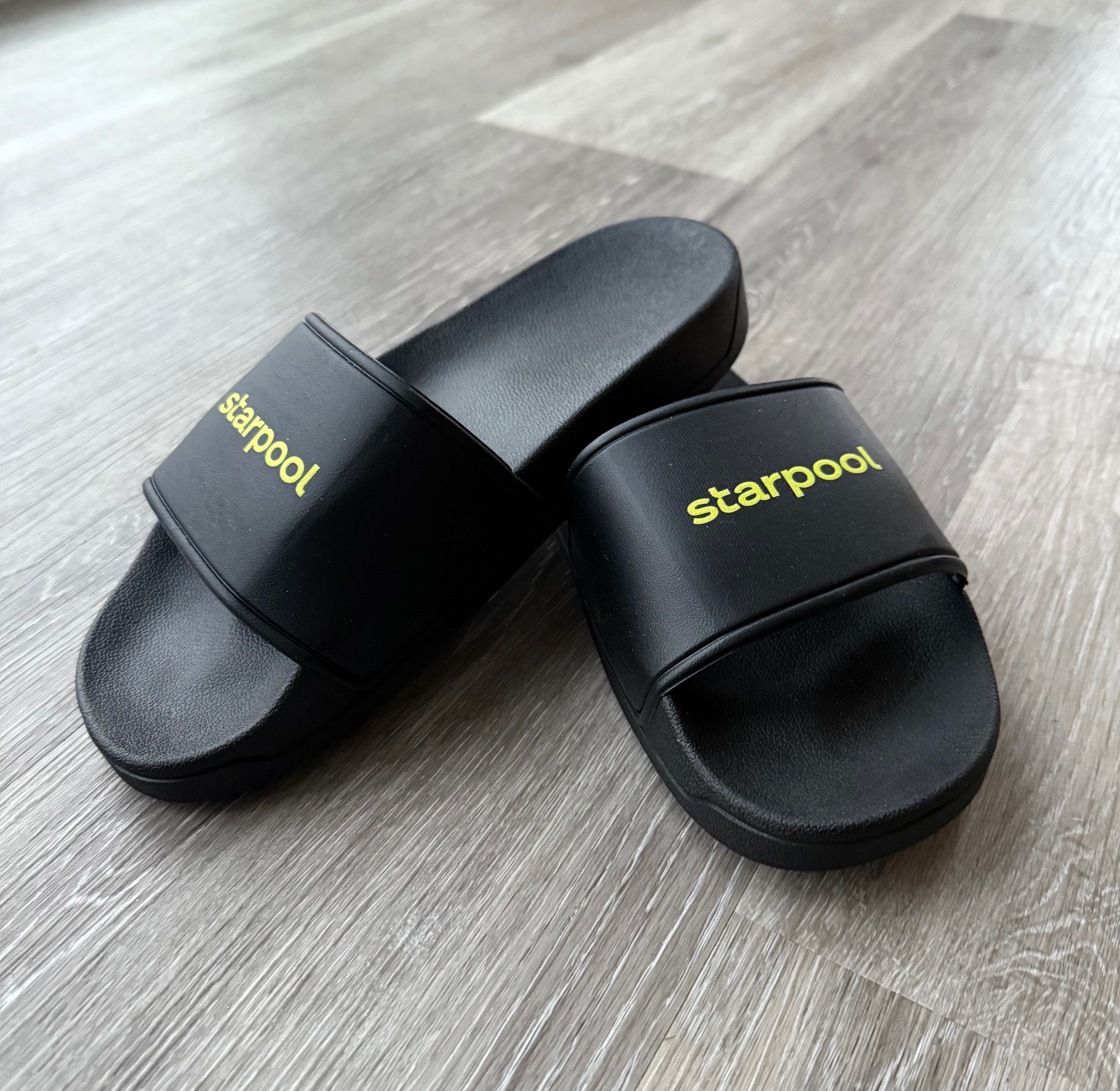 Badelatschen mit starpoo-Logo