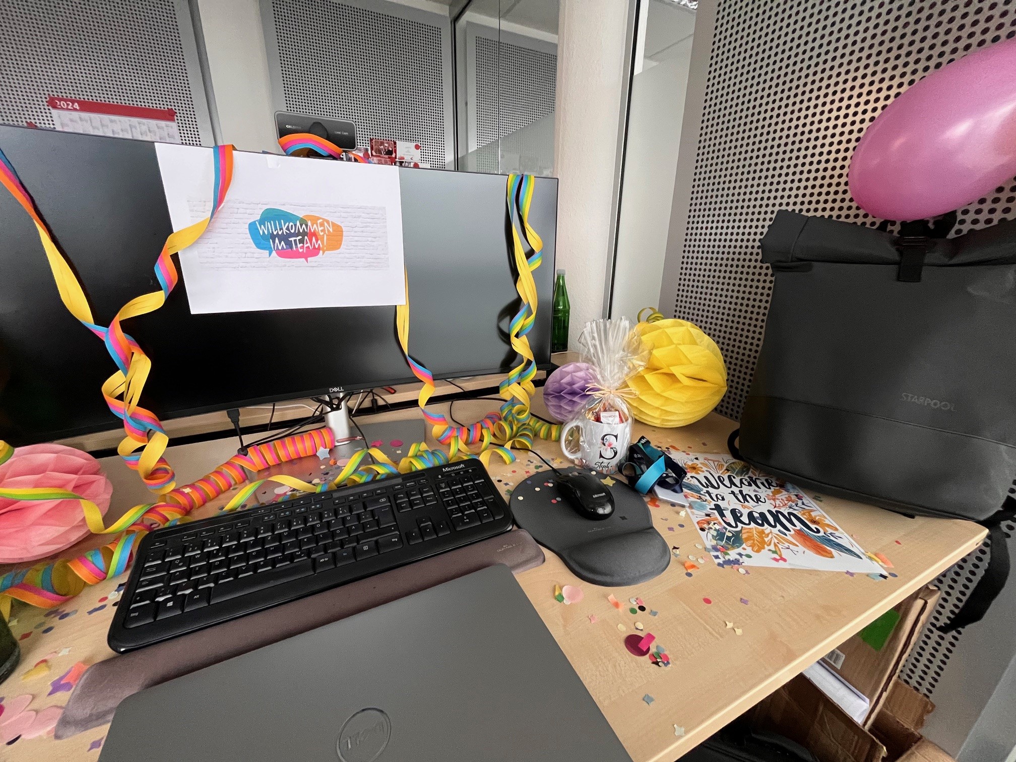 ein geschmückter Schreibtisch mit Geschenken und Konfetti