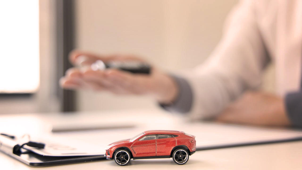 Ein Spielzeugauto auf dem Tisch als Symbolbild für einen Ratenkredit