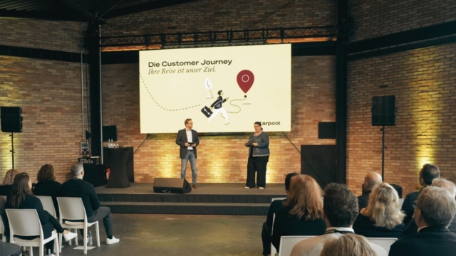 Die Geschäftsführung Christian Niemann und Bettina Vockel auf der Bühne der starpool Foren 2025