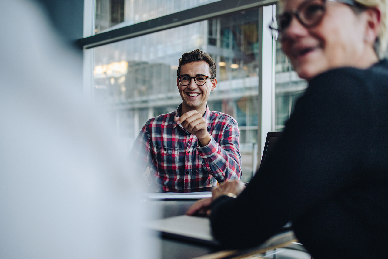 Vermittler im Gespräch mit Interessenten