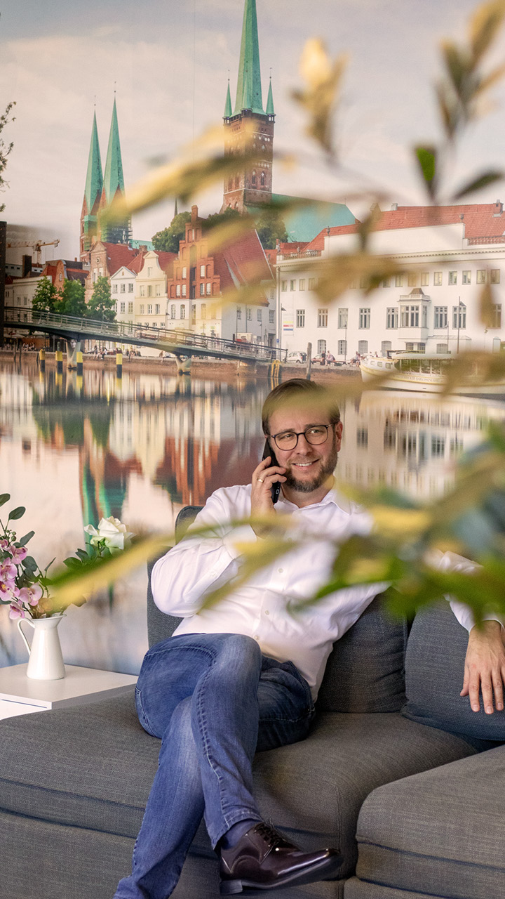 NeueBilder_Überuns_1280px_Teil2_9 zwei Personen im Büro, die sich unterhalten
