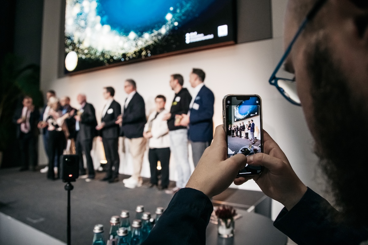 Buehne-Verleihung-Fotograf-Frankfurt-offenblende-TA-0145-scaled Menschen auf der Bühne werden von Smartphone fotografiert