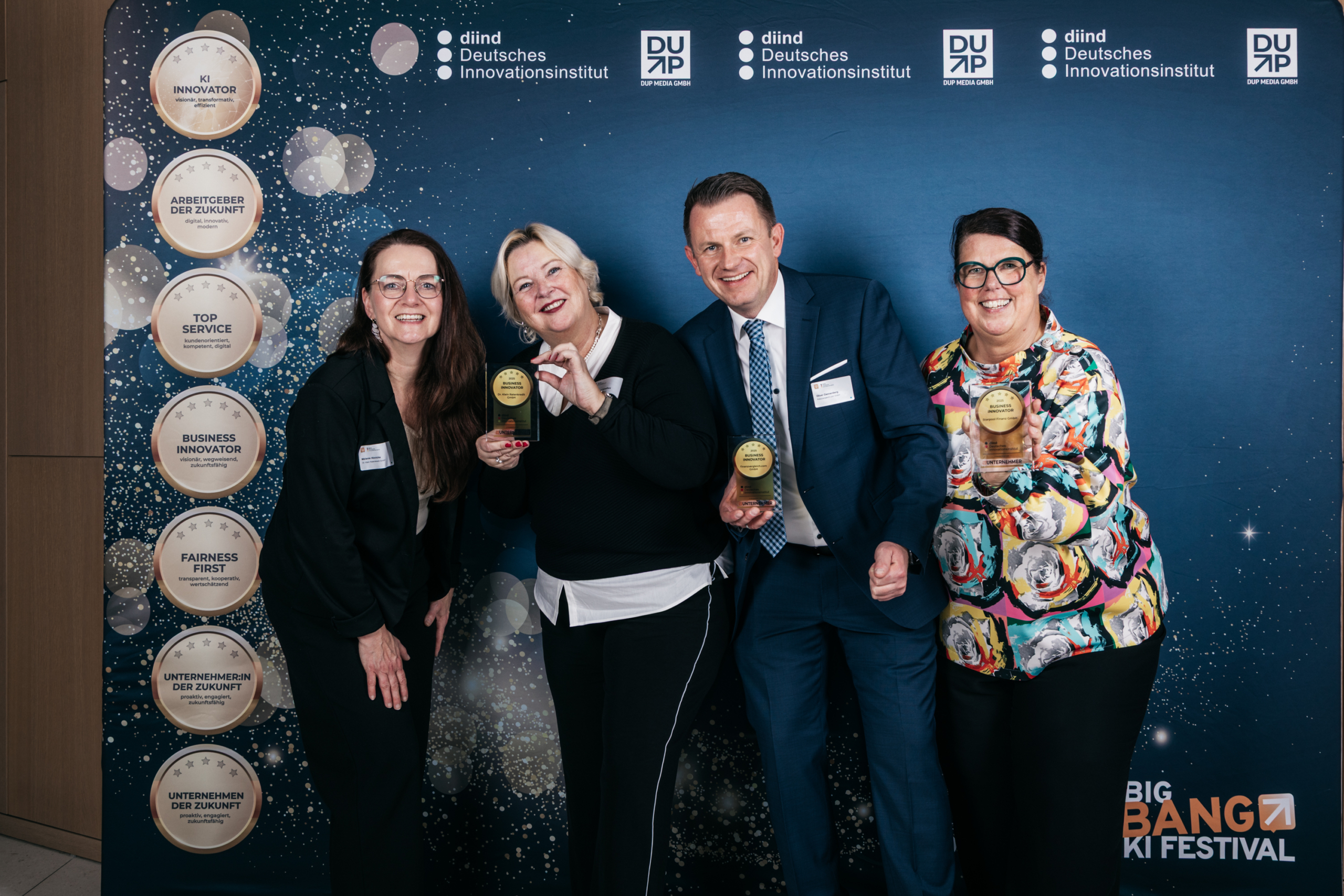 Bettina mit Award-Fotograf-Frankfurt-offenblende-TA-0063 Mehrere Awardgewinner auf einem Foto in Frankfurt, u.a. Geschäftsführerin Bettina Vockel