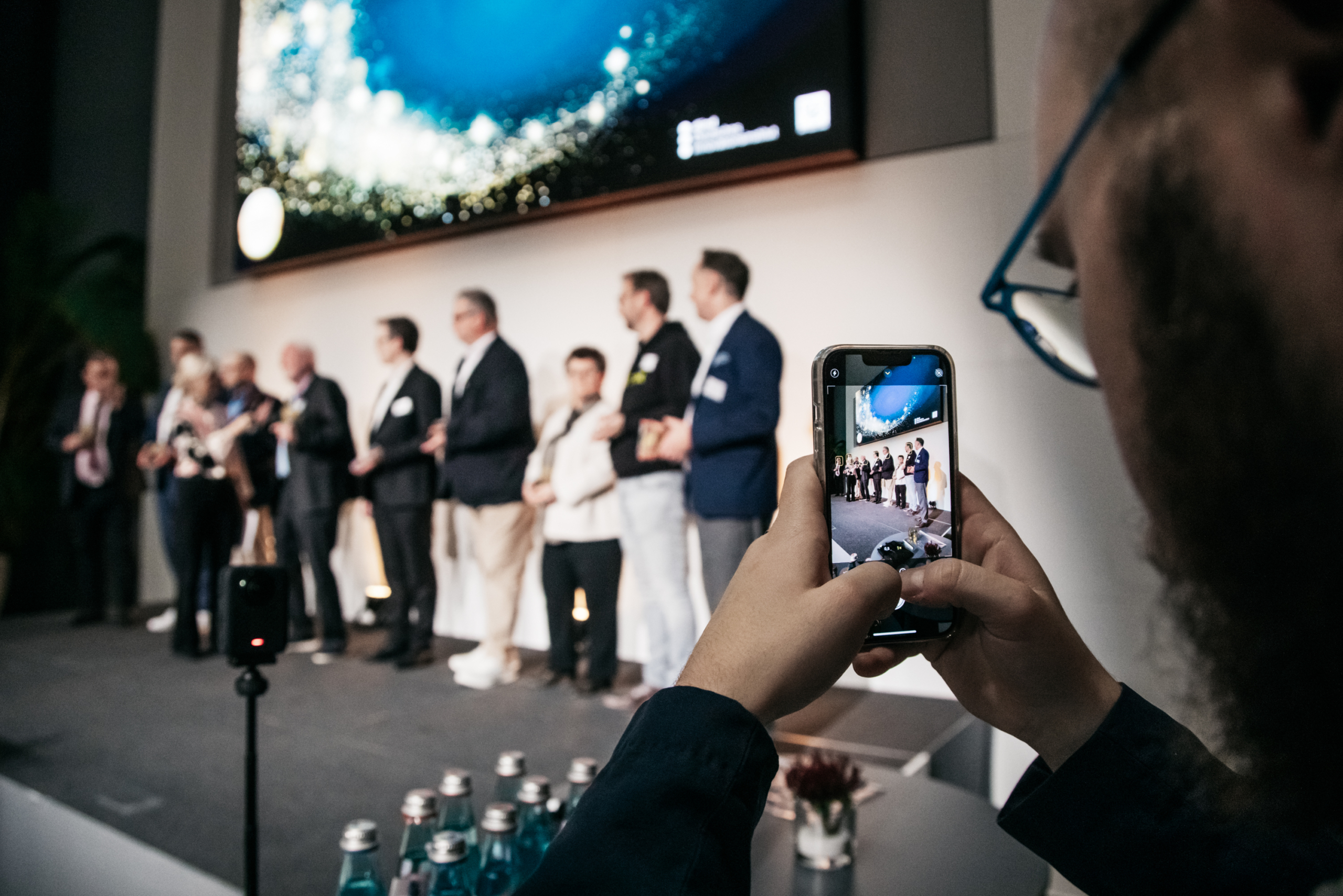 Buehne-Verleihung-Fotograf-Frankfurt-offenblende-TA-0145 Menschen auf der Bühne werden von Smartphone fotografiert