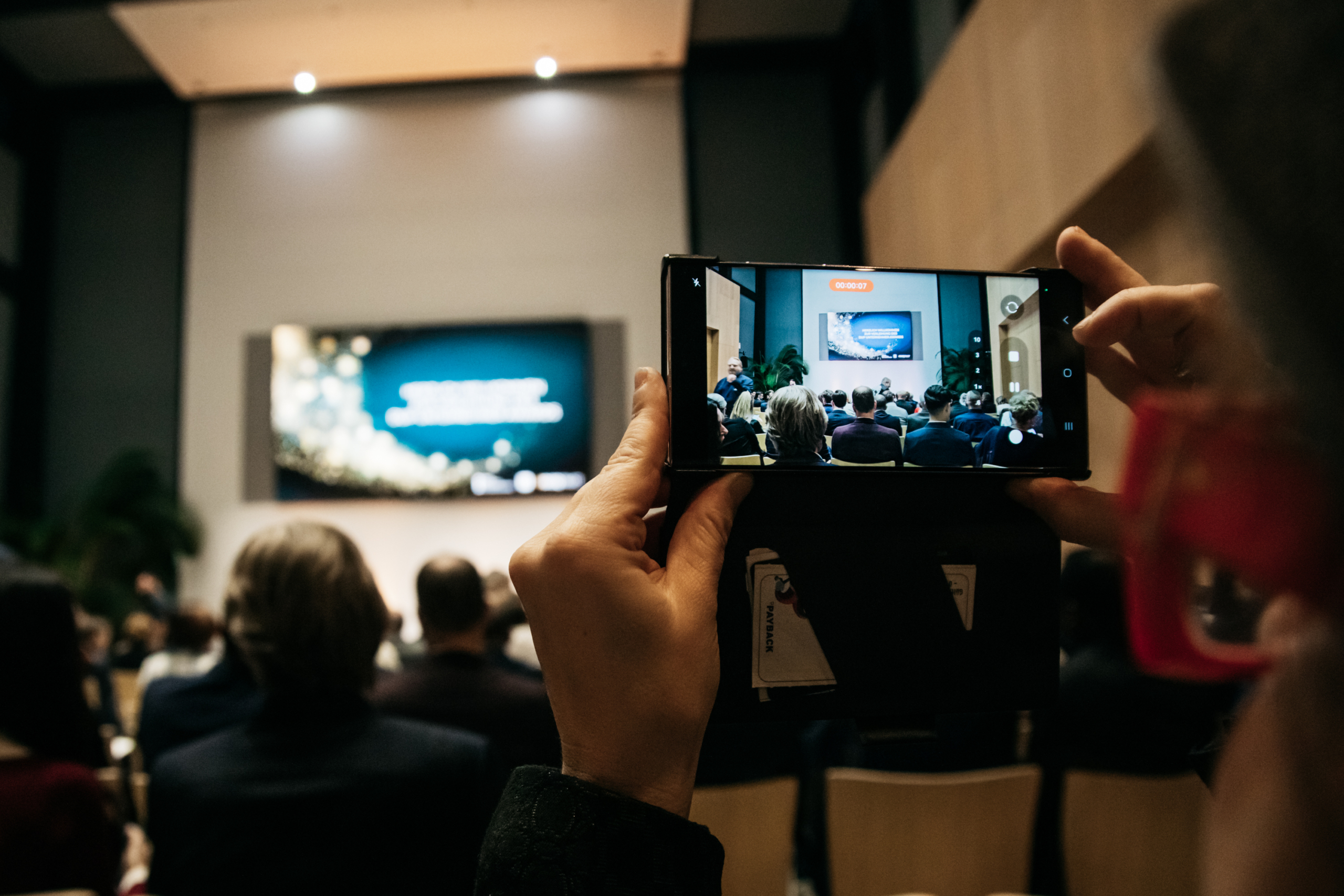 Smartphone-Fotograf-Frankfurt-offenblende-TA-0014 Foto von Smartphone und Bühne der Preisverleihung