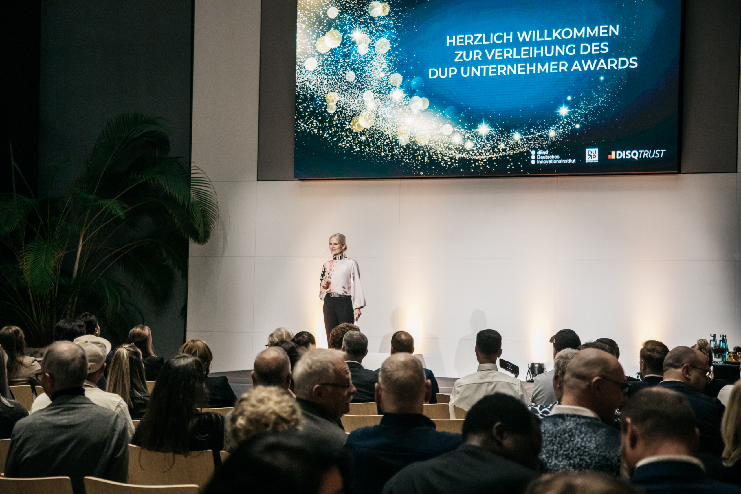 Verleihung-Fotograf-Frankfurt-offenblende-TA-0109 Moderatorin beginnt Laudatio auf der Bühne bei Awardverleihung